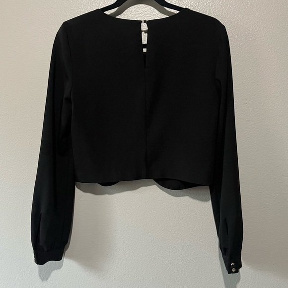 BEBE- NEW Cropped Long Sleeve Blouse with Cross Over Design Size M - Picture 2 of 4